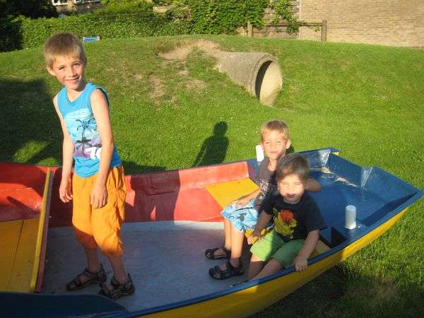 De zoons van Inge spelen samen in het bootje